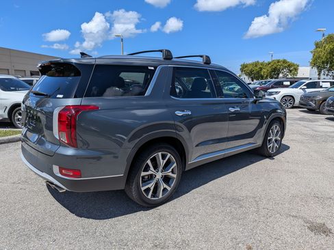 Used 2022 Hyundai Palisade SEL w/ Premium Package FWD image 4