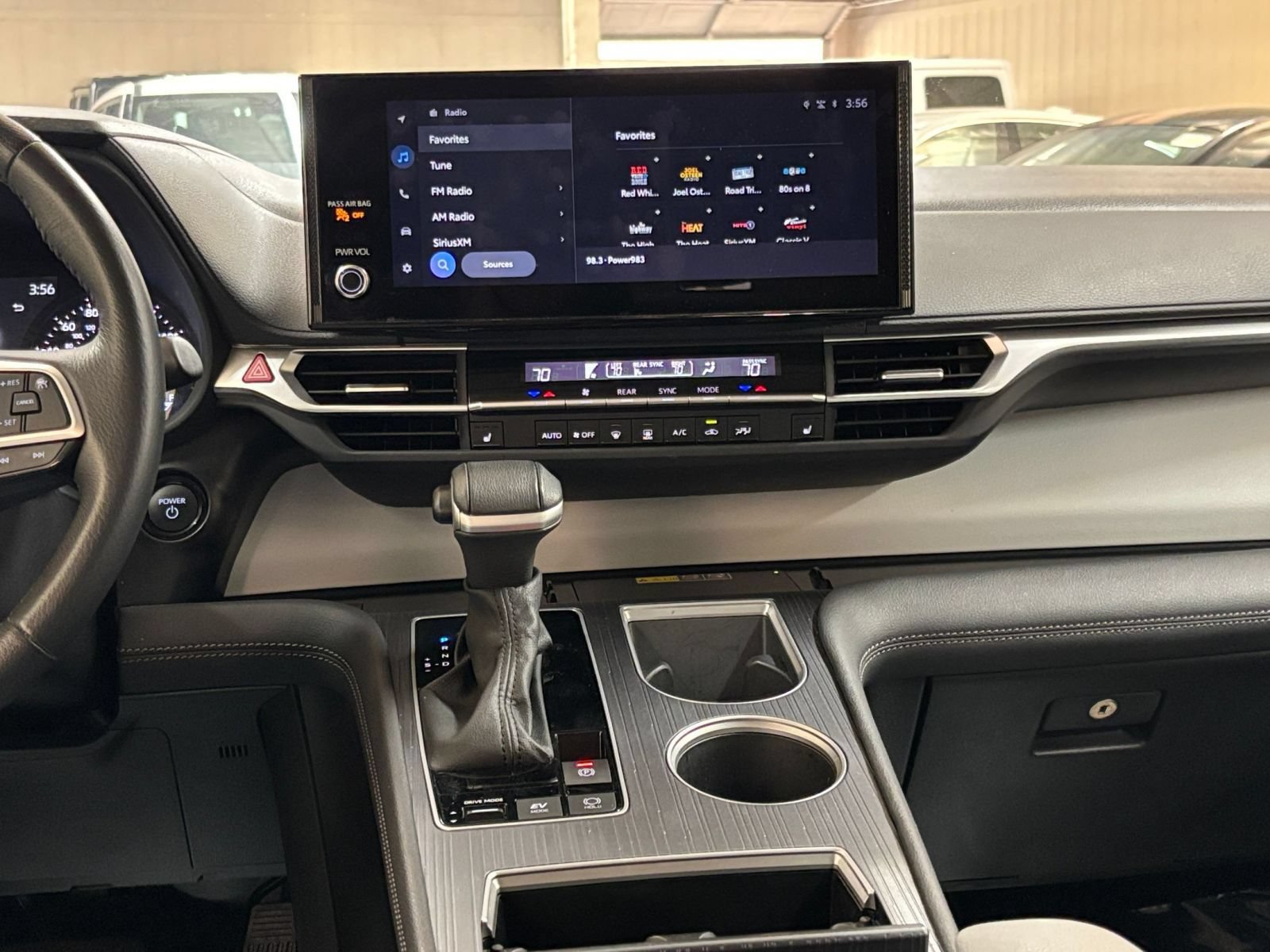 Used 2025 Toyota Sienna XLE FWD image 16