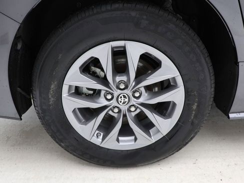 Used 2025 Toyota Sienna LE image 9