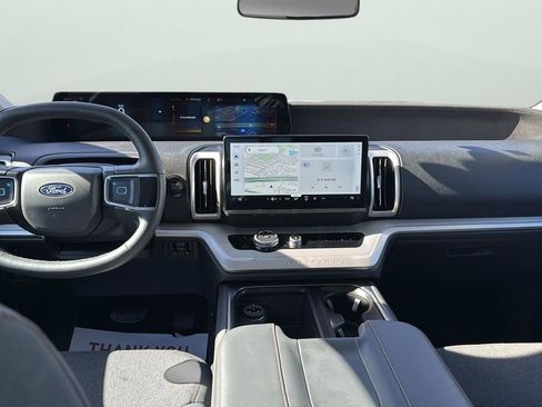 Used 2025 Ford Expedition Active image 22