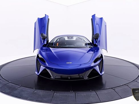Used 2025 McLaren Artura RWD image 21
