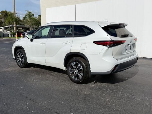 Used 2023 Toyota Highlander XLE AWD/4WD image 3