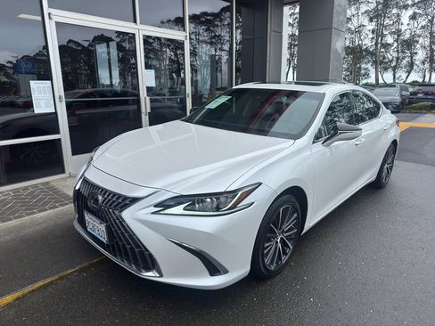 Used 2022 Lexus ES 300h w/ Premium Package image 2
