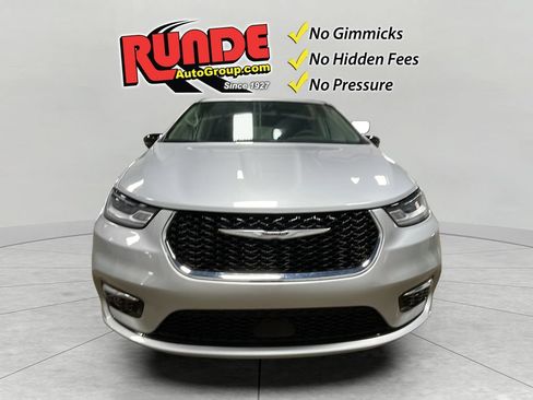 Used 2024 Chrysler Pacifica Touring-L FWD image 9