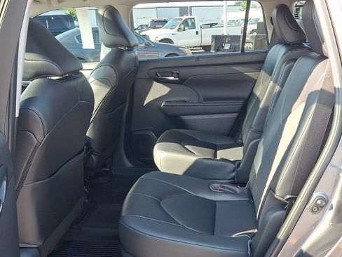 Used 2023 Toyota Highlander XLE AWD/4WD image 8