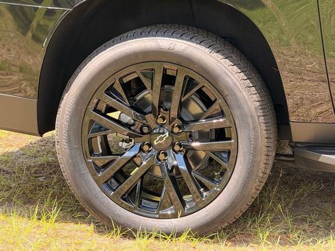 New 2025 Chevrolet Suburban Premier RWD image 12