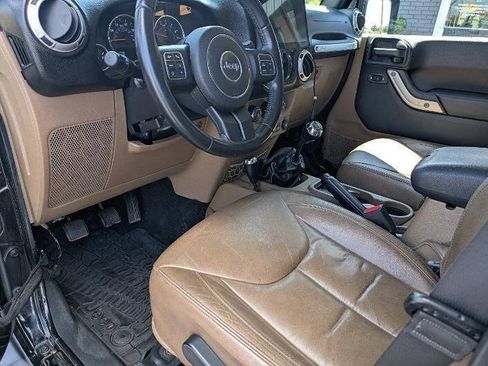 Used 2015 Jeep Wrangler Unlimited Sahara w/ Connectivity Group AWD/4WD image 10