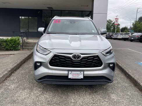 Certified 2024 Toyota Highlander XLE AWD/4WD image 2