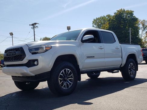 Used 2022 Toyota Tacoma TRD Sport image 3