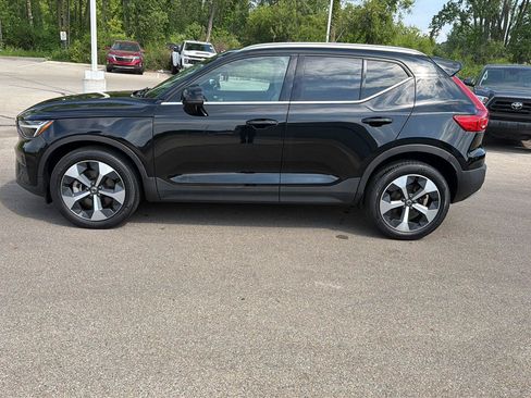 Used 2023 Volvo XC40 B5 Plus w/ Climate Package AWD/4WD image 2