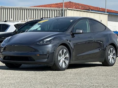 Used 2024 Tesla Model Y Long Range image 9