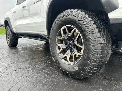 Used 2025 Chevrolet Colorado ZR2 w/ Technology Package AWD/4WD image 12