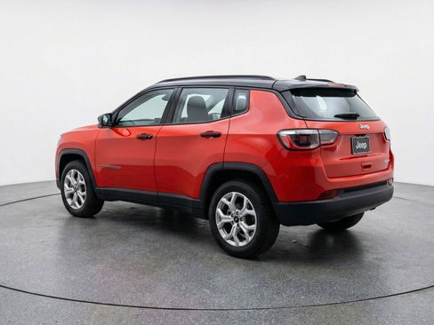 Used 2025 Jeep Compass Latitude image 6