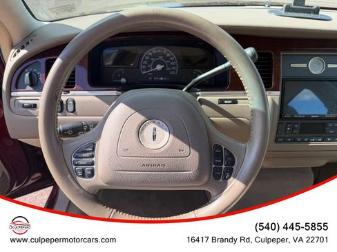 Used 2004 Lincoln Town Car Signature RWD image 16