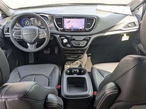 New 2026 Chrysler Pacifica Select image 15