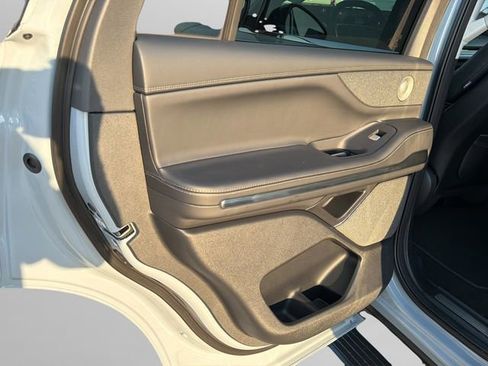 New 2026 Lincoln Navigator Reserve image 9