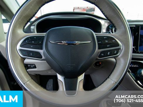 Used 2017 Chrysler Pacifica Limited image 28