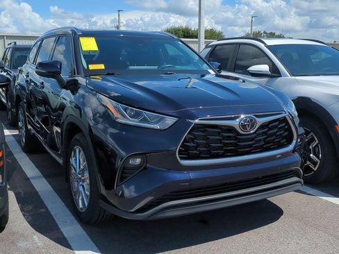Used 2024 Toyota Highlander Limited FWD image 2