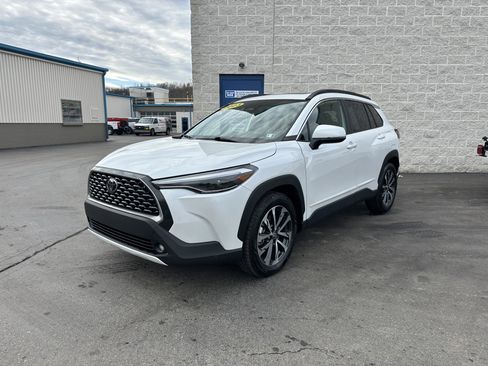 Used 2023 Toyota Corolla Cross XLE w/ Convenience Package image 2