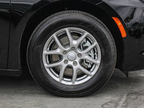 New 2027 Chrysler Pacifica Select FWD image 11