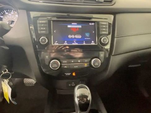 Used 2020 Nissan Rogue S FWD image 29