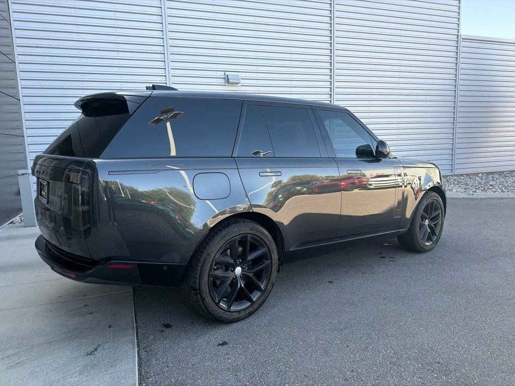 Used 2025 Land Rover Range Rover SE AWD/4WD image 5