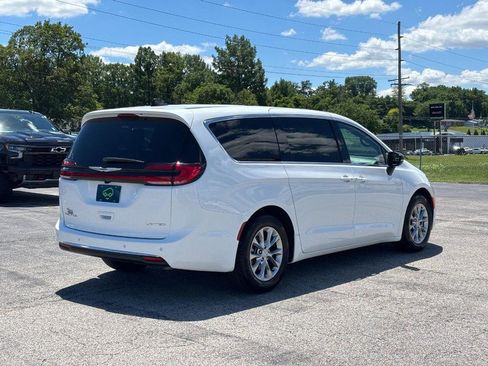 Used 2026 Chrysler Pacifica Limited FWD image 5