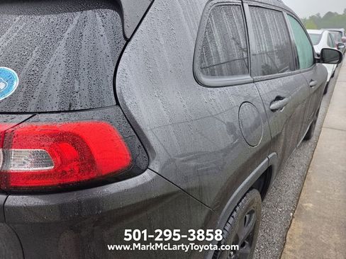 Used 2017 Jeep Cherokee Limited FWD image 10