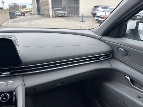 Used 2025 Hyundai Elantra SEL image 38