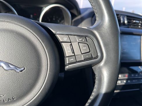 Used 2017 Jaguar F-PACE Premium image 22