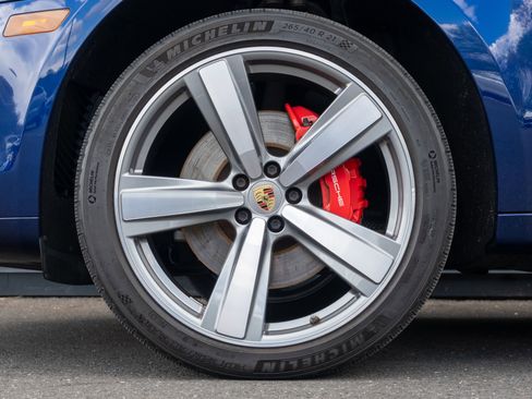 Certified 2022 Porsche Macan S AWD/4WD image 12