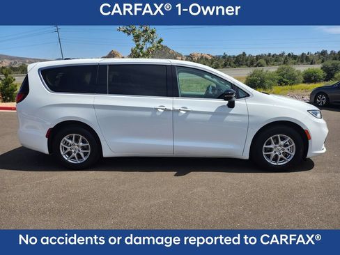 Used 2024 Chrysler Pacifica Touring-L FWD image 4