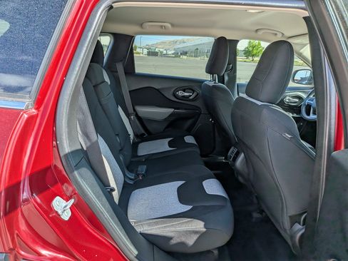 Used 2014 Jeep Cherokee Latitude FWD image 28