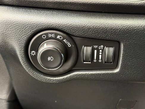 Used 2025 Chrysler Pacifica Select FWD image 34