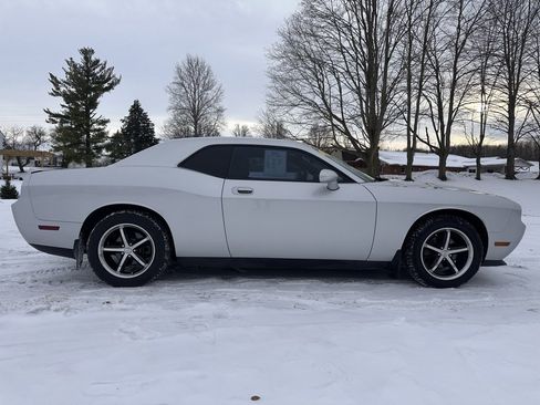 Used 2010 Dodge Challenger SE image 2