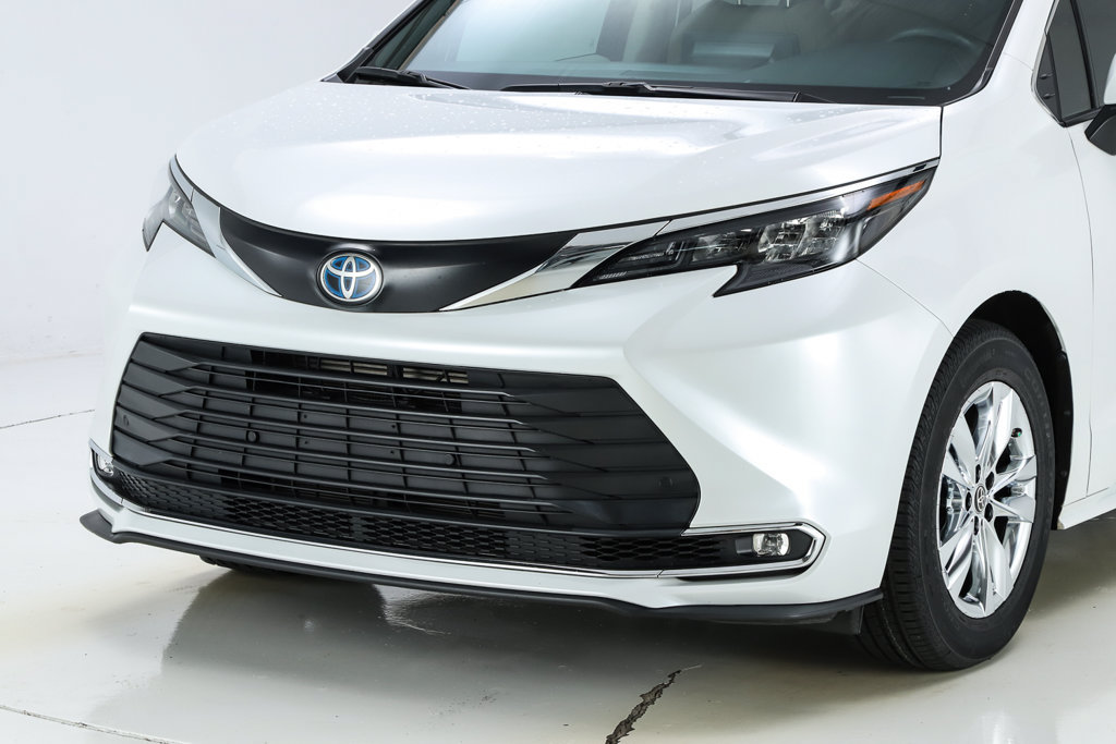 Used 2024 Toyota Sienna XLE w/ XLE Plus Package AWD/4WD image 2