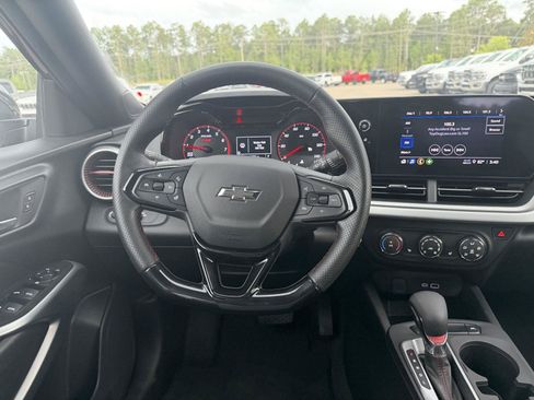 Used 2025 Chevrolet Trax RS w/ Sunroof Package FWD image 8