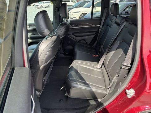 Used 2025 Jeep Grand Cherokee Limited image 19
