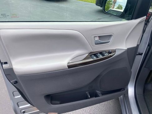 Used 2017 Toyota Sienna XLE FWD image 9