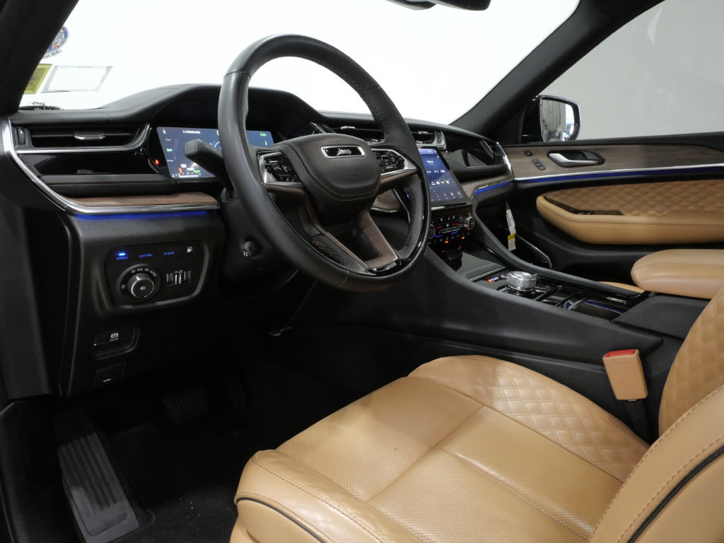 Used 2023 Jeep Grand Cherokee Summit w/ High Altitude Package AWD/4WD image 12