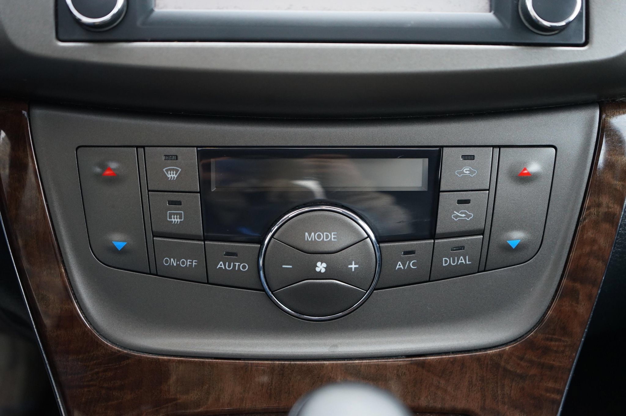 Used 2014 Nissan Sentra SL w/ Premium Package FWD image 18