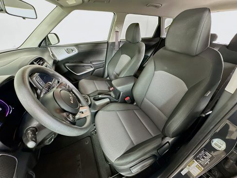 Used 2025 Kia Soul LX w/ LX Technology Package FWD image 13