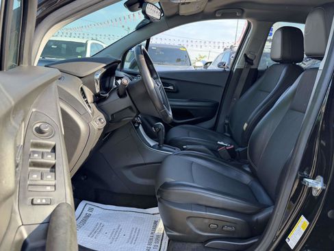 Used 2022 Chevrolet Trax LT w/ Midnight Edition AWD/4WD image 7