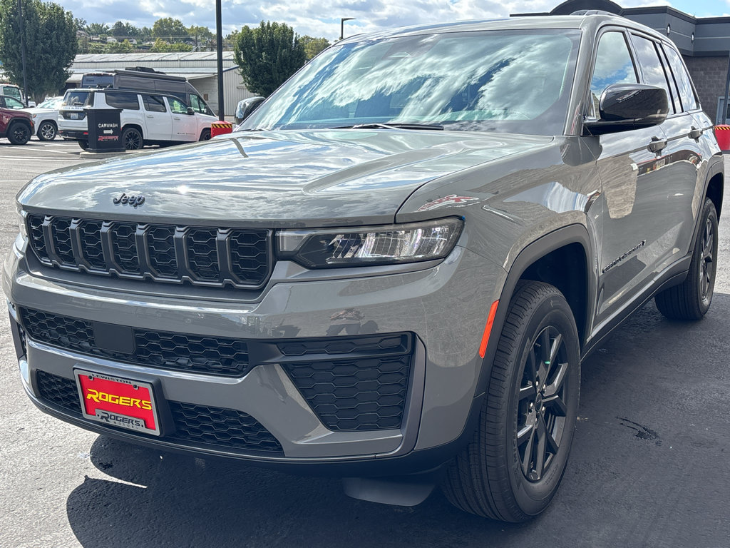 New 2027 Jeep Grand Cherokee Altitude AWD/4WD image 3