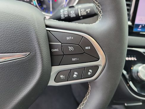 Used 2025 Chrysler Pacifica Select FWD image 24