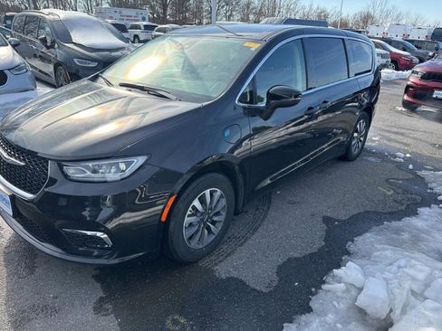 Used 2023 Chrysler Pacifica Touring-L image 1