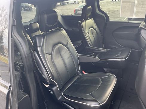 Used 2025 Chrysler Pacifica Limited image 33