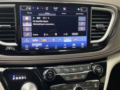 Used 2021 Chrysler Pacifica Touring-L w/ Premium & Safety Sphere Group image 18