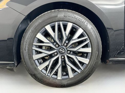 Used 2025 Nissan Altima 2.5 SV FWD image 11