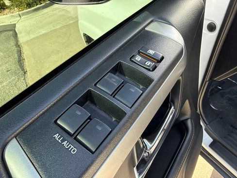 Used 2020 Toyota 4Runner SR5 AWD/4WD image 11